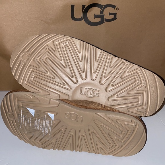 UGG KIDS CLASSIC SHORT CHESTNUT BOOTS - Picture 8 of 9